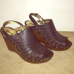 4/$20 Mossimo size 8 1/2 Black Gold peep toe wedge